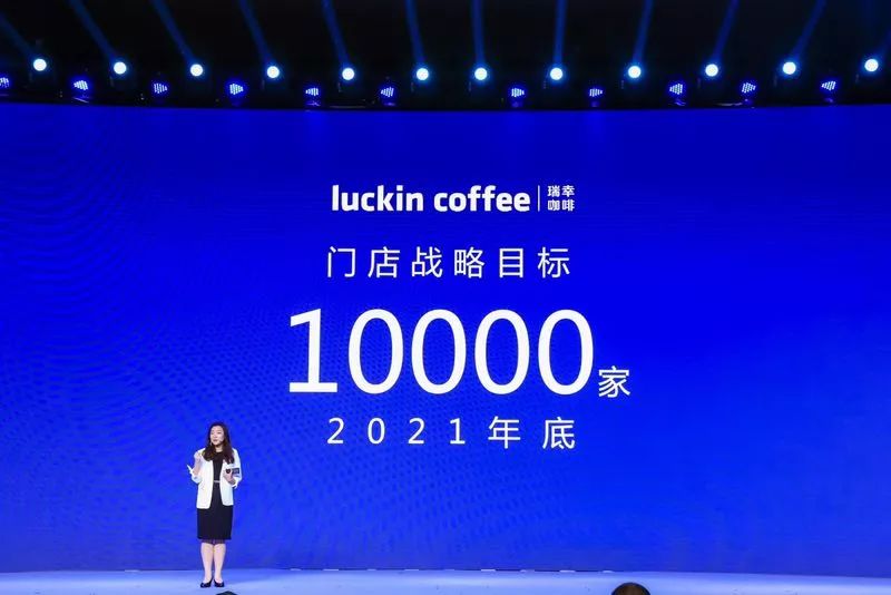 瑞幸调查22亿元虚假交易事涉COO，盘前股价跌80%并盘中熔断