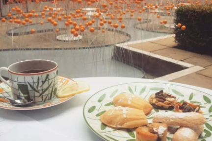 爱马仕用3000个乒乓球做了个快闪店，喝咖啡的杯子就要1062元