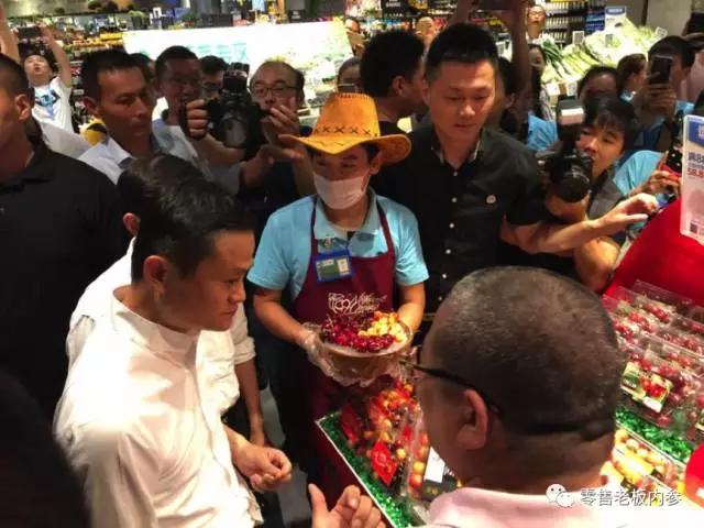 图说 | 马云率阿里高管巡店盒马鲜生“验收”新零售，现场品尝龙虾帝王蟹