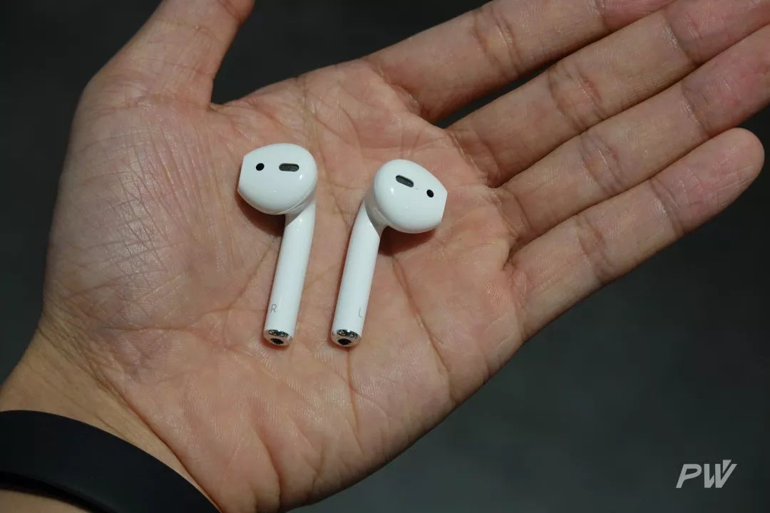 在世界杯球员身上出镜率很高的AirPods， 成了直男们的耳环