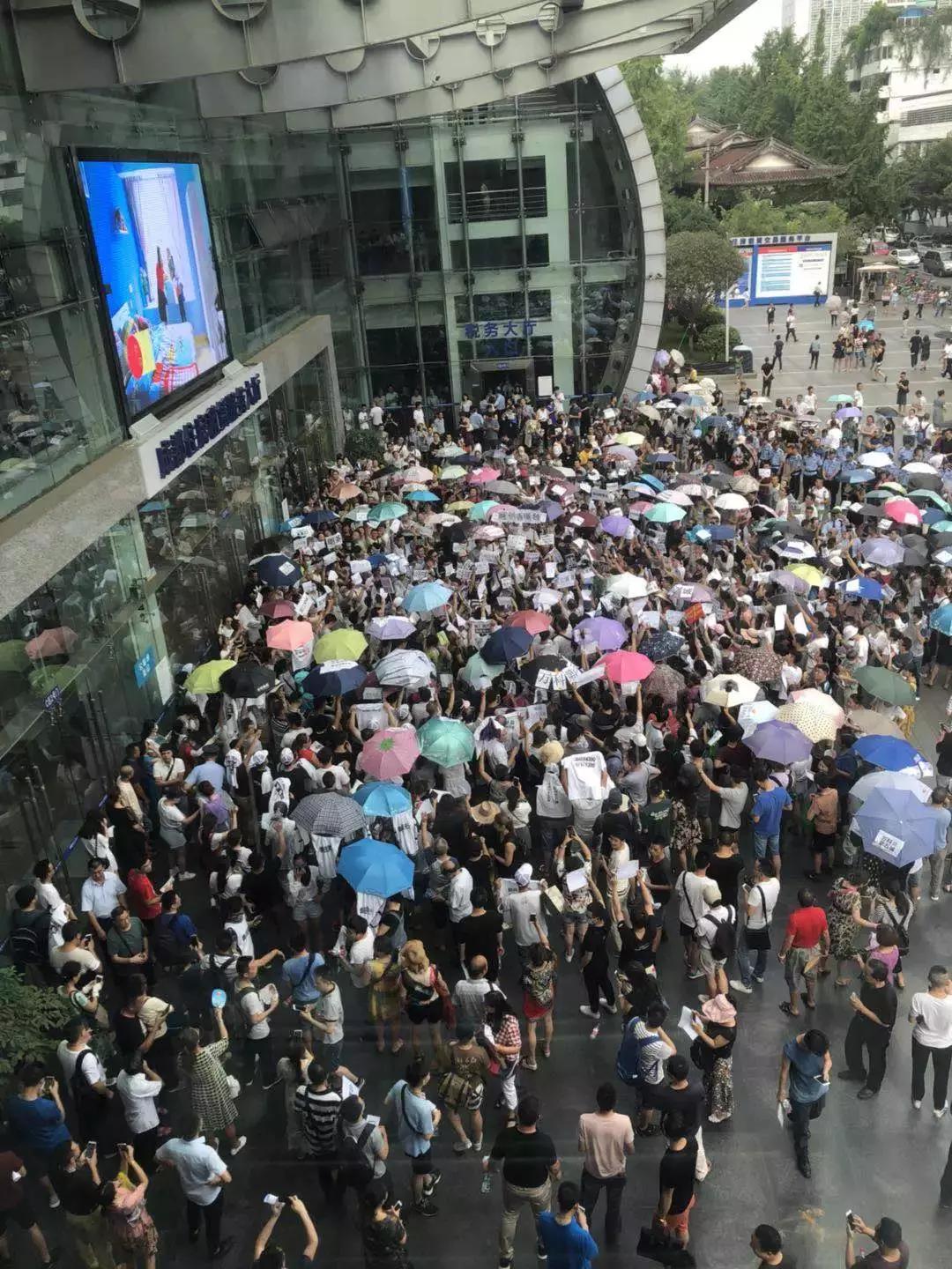 你在长沙烈日下抢房中暑，我在成都打伞维权心如死灰