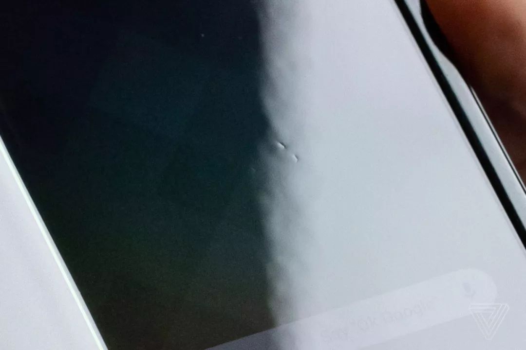 三星Fold折叠屏故障频发，真相让爱撕机膜人崩溃