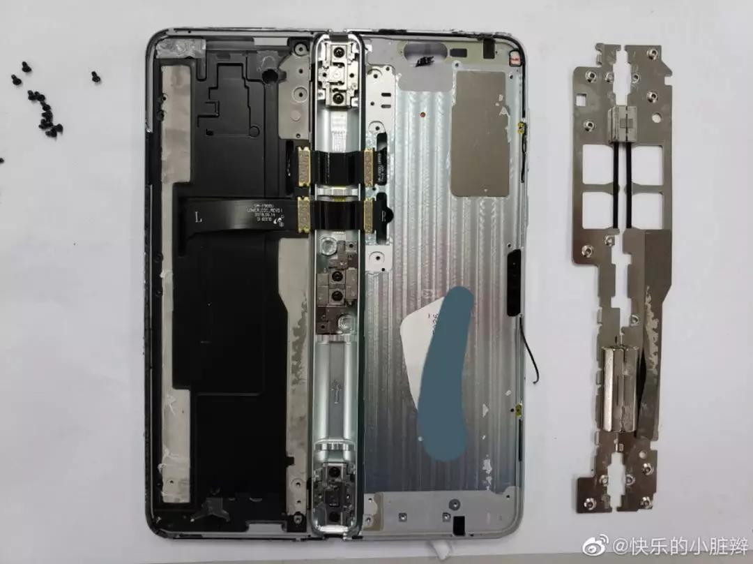 网友拆解三星 Galaxy Fold：内部复杂程度堪比机械手表