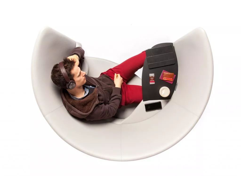 设计苹果总部的建筑公司做了一张圆形椅子，让你在开放空间也能专注工作