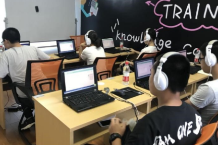 聚焦AI技术赋能教育：松鼠AI智适应系统战胜百城人类教师