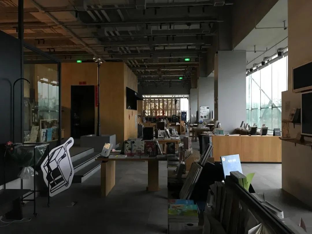 许知远在线读诗，薇娅直播间声援，书店的文艺自救