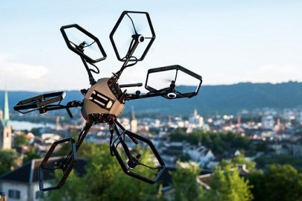 这款无人机有六个螺旋桨，12个自由度想怎么飞就怎么飞 | 潮科技