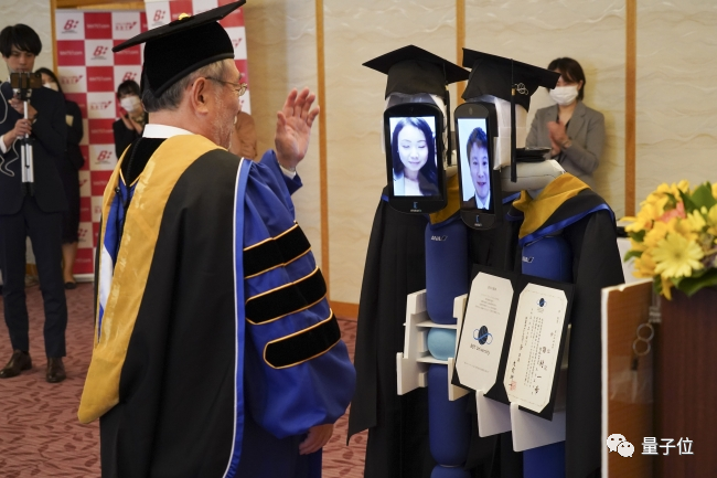 花式云毕业：《我的世界》建大学，日本机器人替身领证
