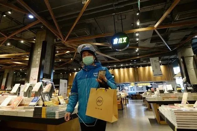 许知远在线读诗，薇娅直播间声援，书店的文艺自救
