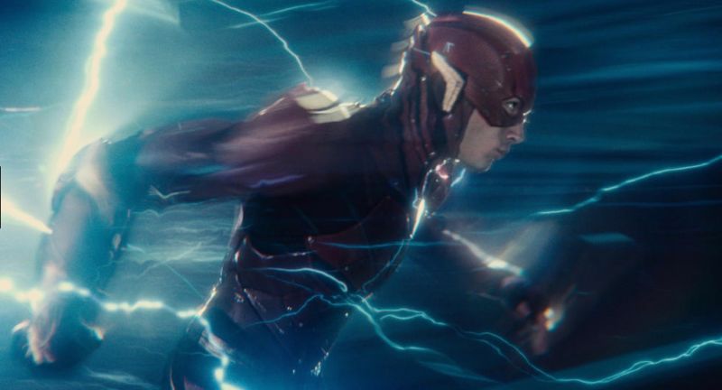 《正义联盟》里闪电侠和超人的对视