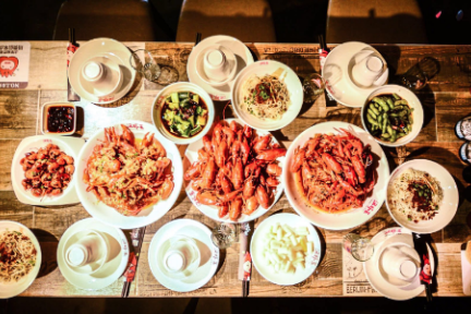 夏吃龙虾冬吃蟹，「汉虾王」要用标准化生产做能快复制的小龙虾品牌