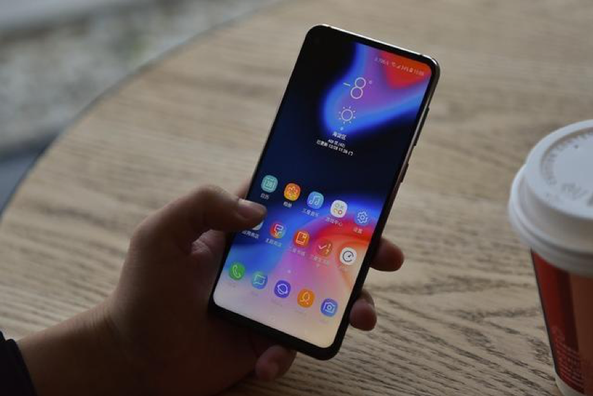 黑瞳全视屏，三星Galaxy A8s让未来已来