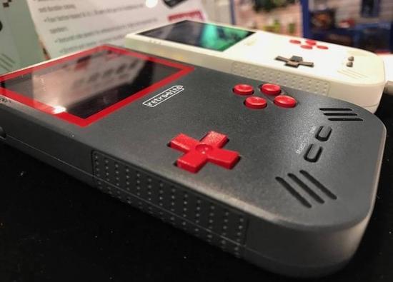 【CES 2017】有情怀的 Retro-bit 推出 GBA 复刻版游戏机，帮老玩家找回童年记忆