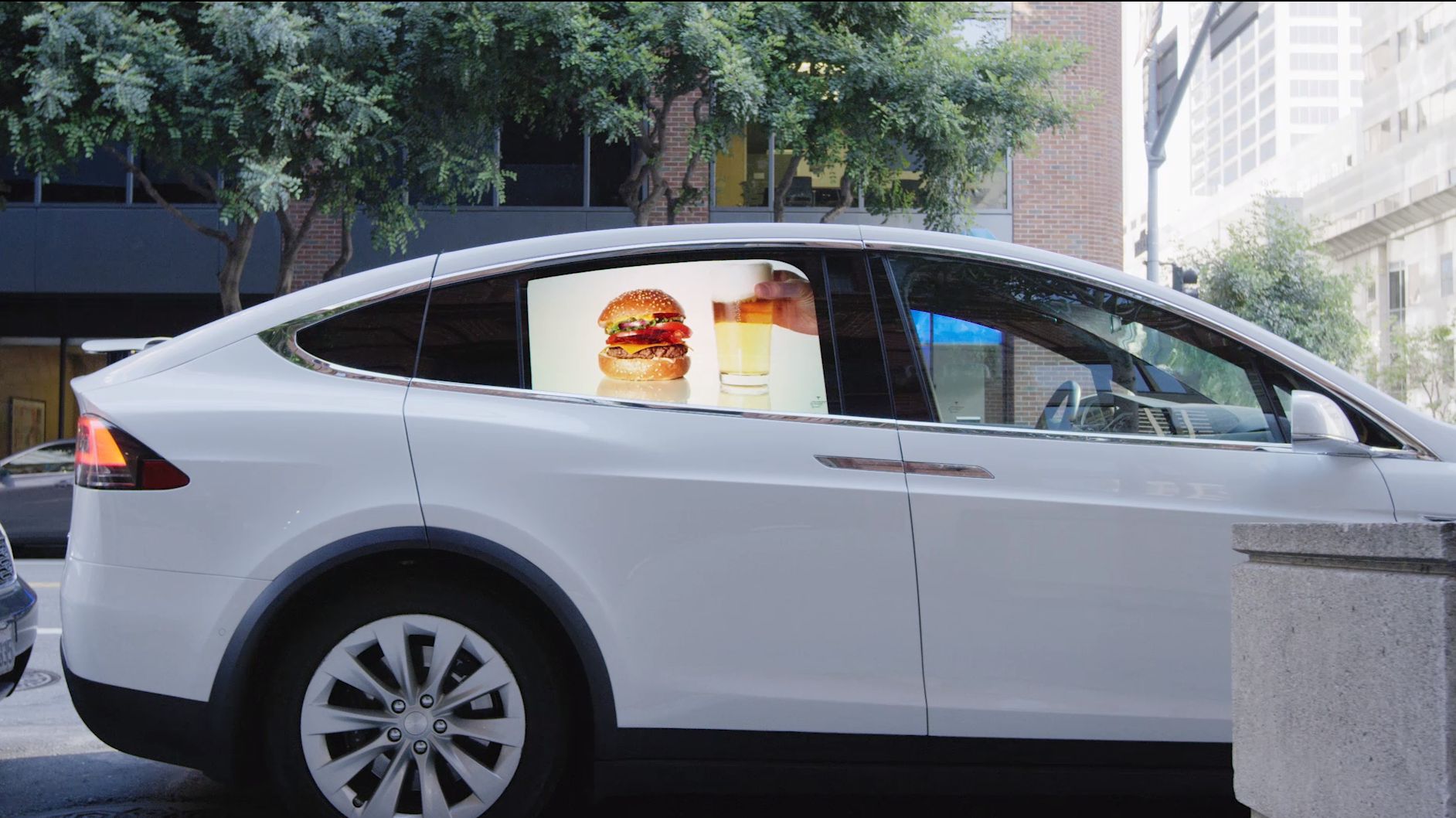 「Grabb-It」将车窗变成数字屏幕，打造动态户外广告模式