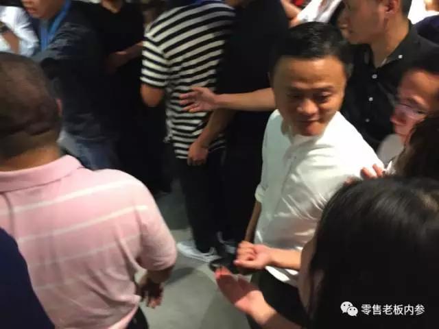 图说 | 马云率阿里高管巡店盒马鲜生“验收”新零售，现场品尝龙虾帝王蟹