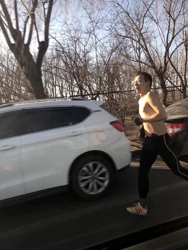 大佬朋友圈张朝阳裸上身晨跑谈资1月23日