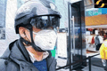 AI“黑头盔”亮相成都，警察街头2分钟筛查上百人体温