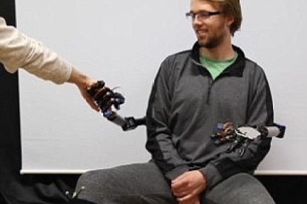 用脚控制的机器手臂？东京大学研发形似章鱼的脚控机械臂