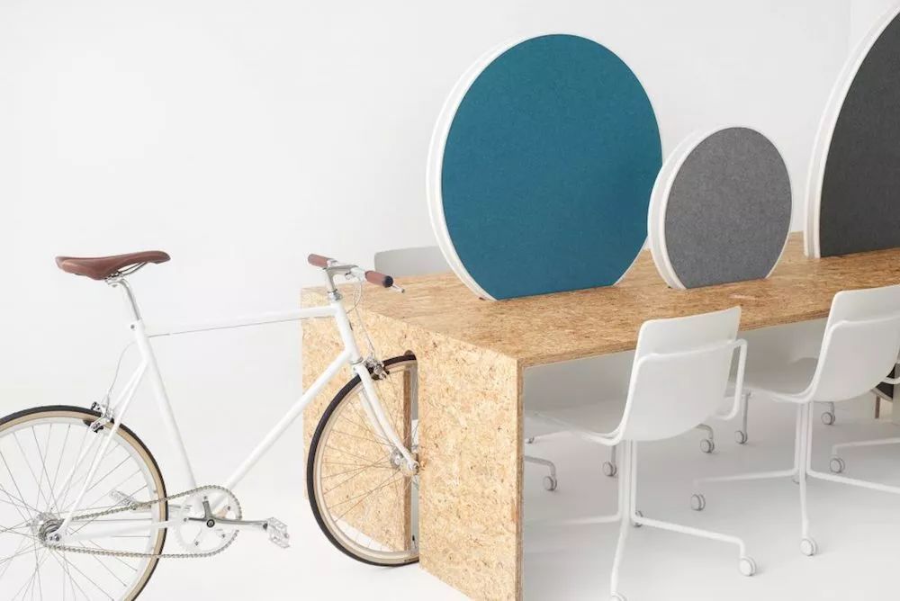 设计苹果总部的建筑公司做了一张圆形椅子，让你在开放空间也能专注工作