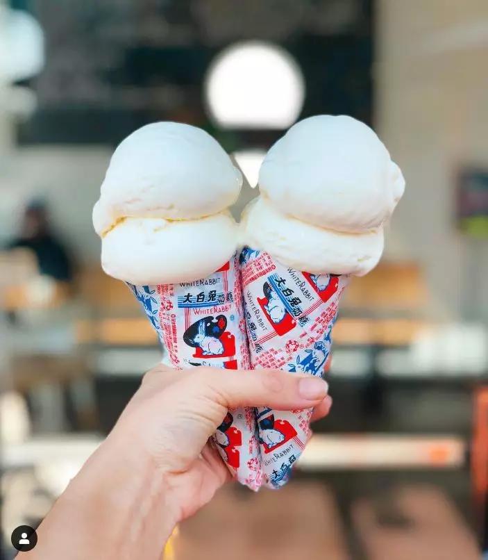 美国人疯抢“大白兔奶糖”冰淇淋，他们最喜欢的竟是那层糖膜