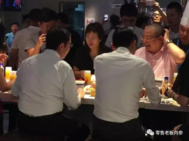 图说 | 马云率阿里高管巡店盒马鲜生“验收”新零售，现场品尝龙虾帝王蟹