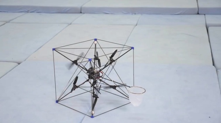 这款无人机有六个螺旋桨，12个自由度想怎么飞就怎么飞 | 潮科技