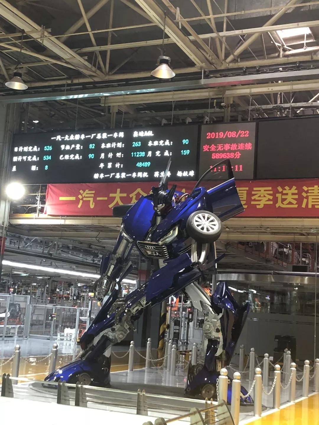 阅兵C位的荣光，一汽与红旗的浮沉