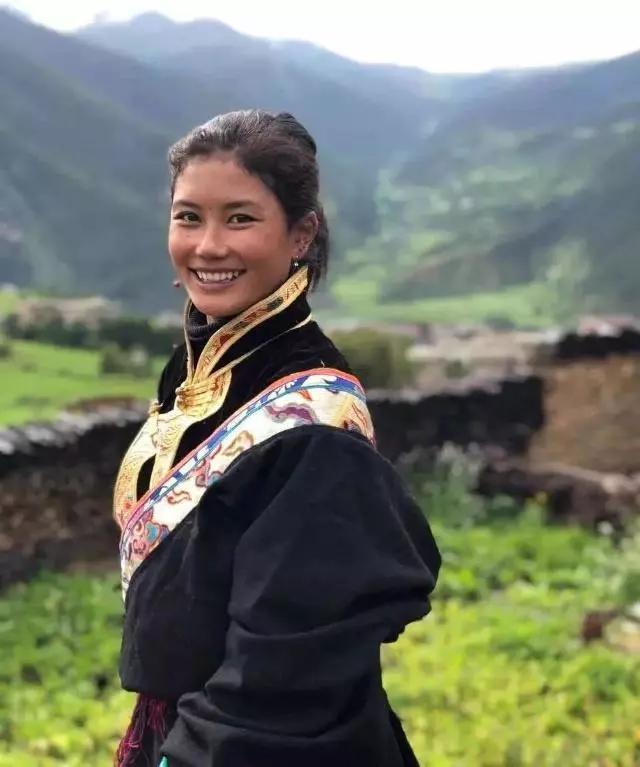 被快手改变命运的迷藏卓玛乡土网红的崛起和老铁经济学