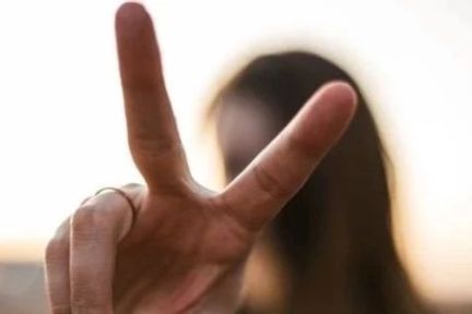 比个剪刀手怎么都能泄露指纹？-36氪