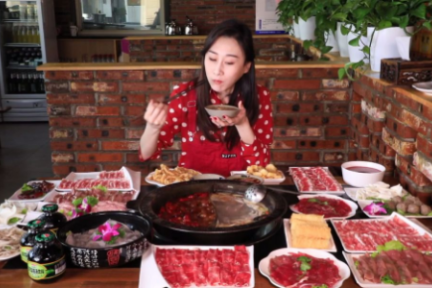 吃播博主：我一周吃六七十斤食物，定期打瘦脸针