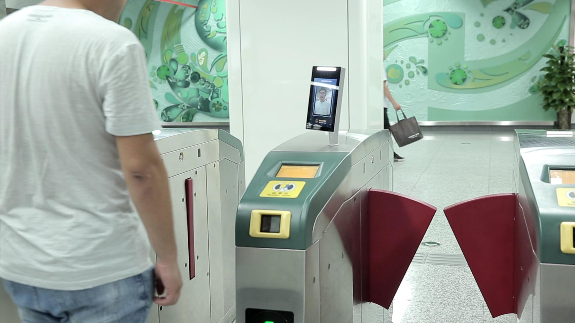 郑州地铁率先实现刷脸扫码互通过闸