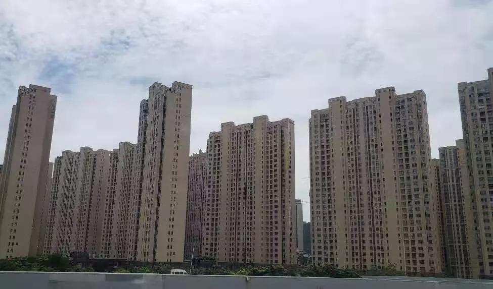 哪些人还在拼命买房？