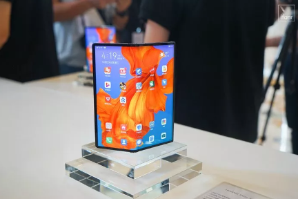 我们摸到了新华为折叠手机，8 个月后它变在哪？