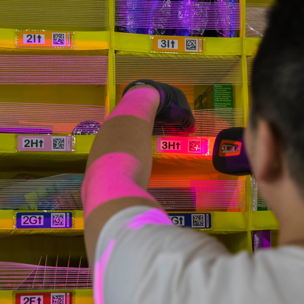 实访亚马逊仓库：在机器人面前，员工玩起了“打地鼠游戏”