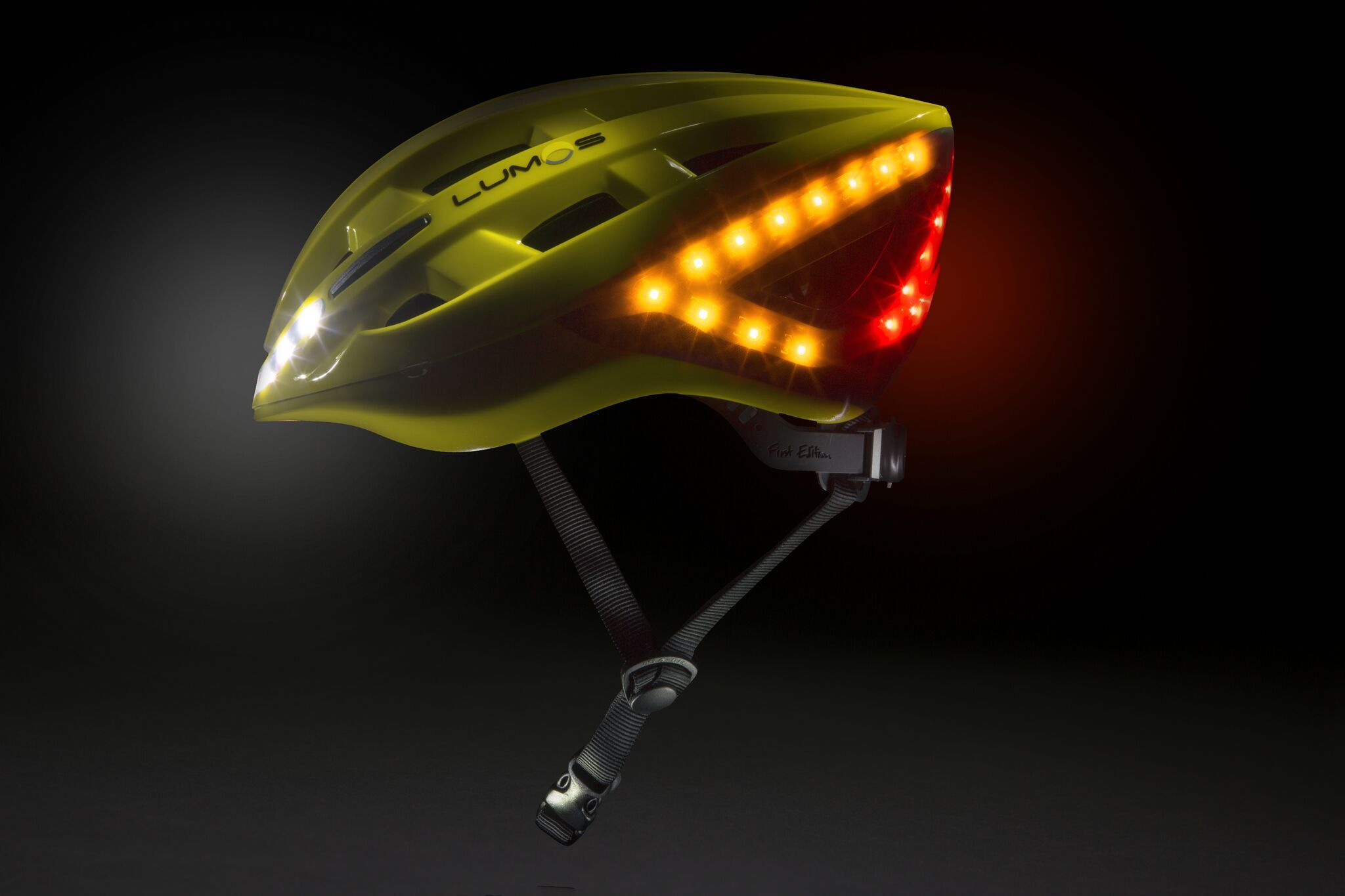 入选时代杂志2018年50大最佳发明，「Lumos」的智能单车头盔不仅能亮灯，还能打转向灯