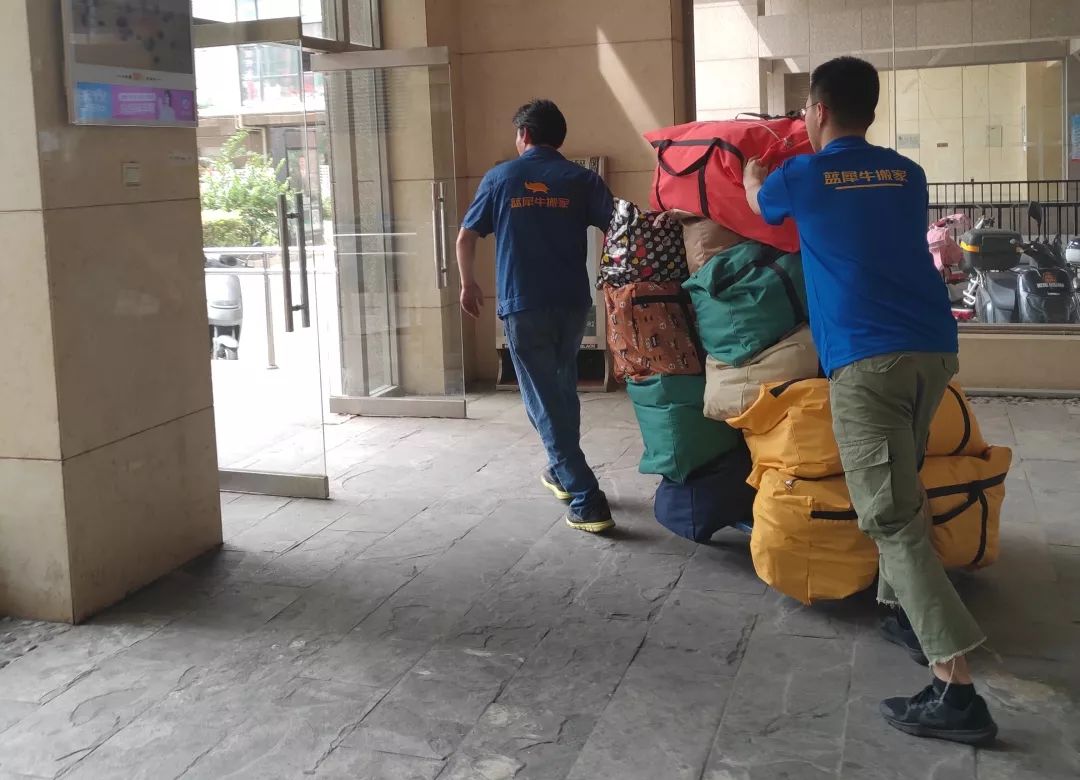 当了7天搬家师傅，扛了2吨行李，北漂用搬家对抗房租上涨