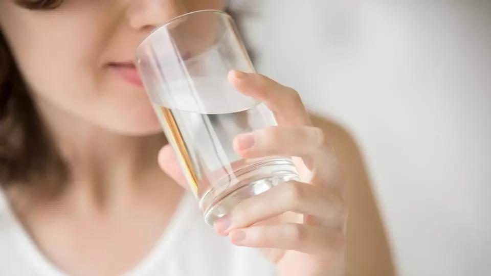 科学研究：人一天真的需要喝够8瓶水吗？