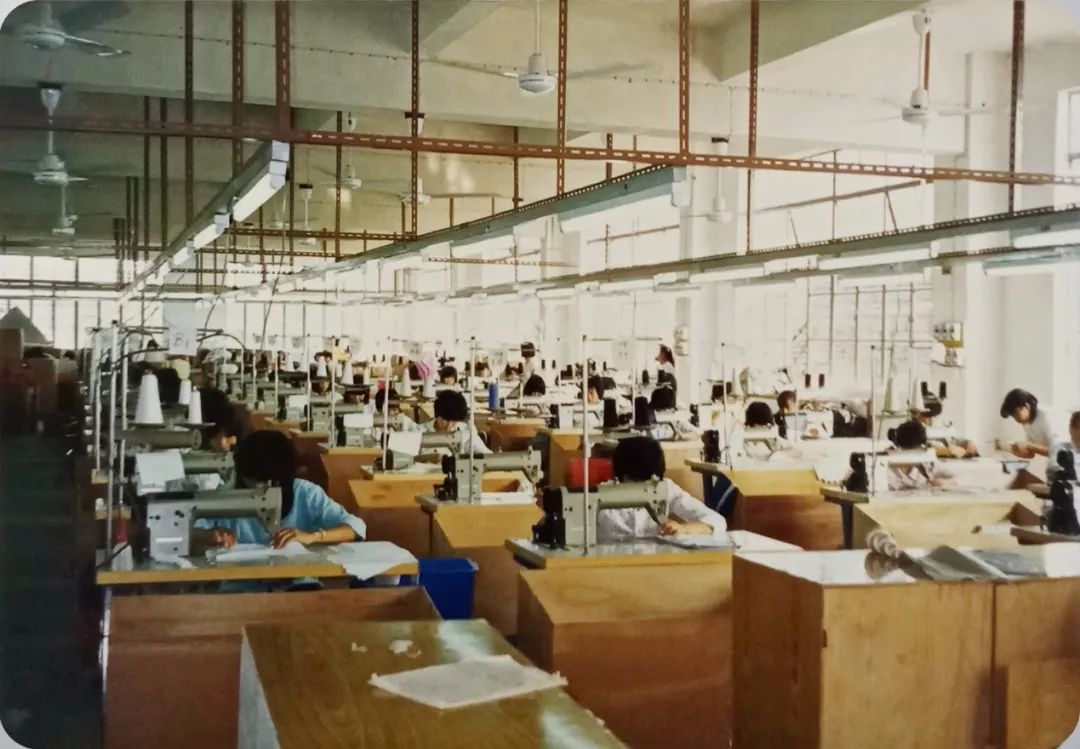与申洲国际掌门人早早接触纺织行业不同,时代集团创始人打开皮具的门