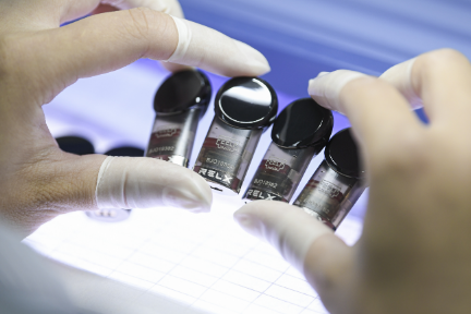 探访「RELX悦刻」专属工厂：“看不见”的电子烟是如何诞生的