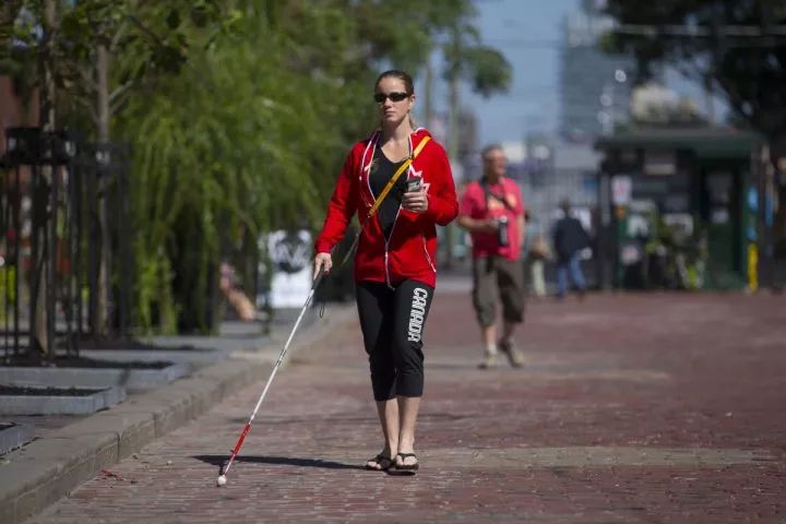 戴上这个手套，视障人士就能「用手看见」了