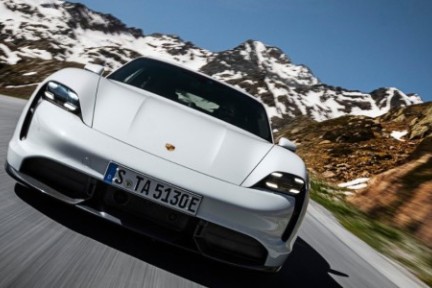 保时捷纯电动车Taycan来袭，特斯拉是其对手吗？