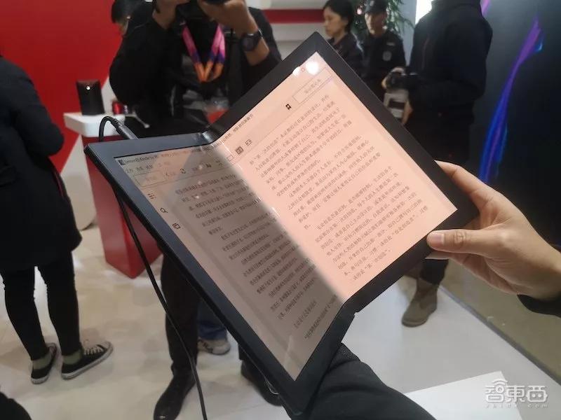 联想彻底“弯”了：折叠手机和PC齐发，Moto刀锋被完美复刻（附真机视频）