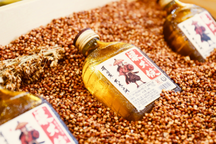继青春小酒之后，「粱大侠」从侠文化切入做了一款“江湖小酒”