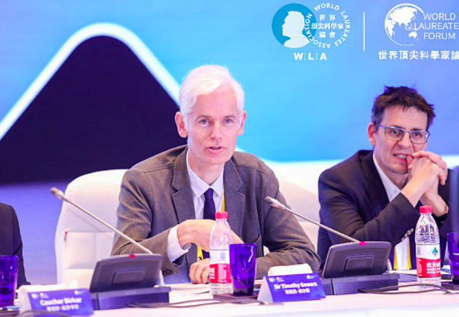 超科技 菲尔兹奖获得者ti爵士莫西高尔斯 数学研究的门槛是由于人工智能变高 标大爷