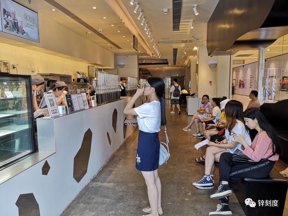王俊凯奶茶店开业排队四小时难求，行业残酷现实无人知