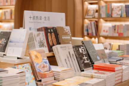 开线下店、做独立 APP，突破边界的「十点读书」要成为文化生活平台