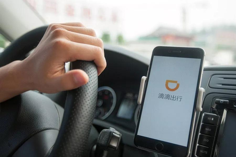 突然而至的大雨焦躁等待的乘客和两难的网约车