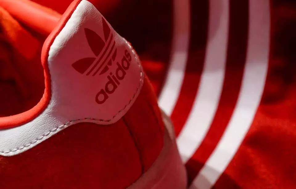 adidas痛失“三条杠”，股价下挫逾2%