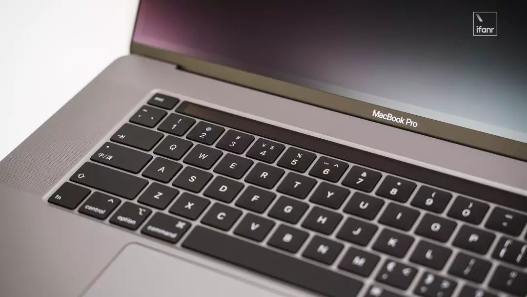 16 英寸 MacBook Pro 上手体验：苹果重新拥抱专业级用户