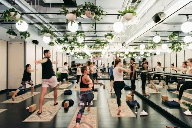 估值腰斩、创始人下台：WeWork还敢问路在何方吗